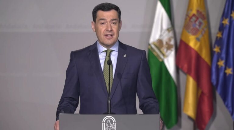 Juanma Moreno anuncia la recuperación de ayudas de hasta 6.000 euros para empleados públicos en Andalucía