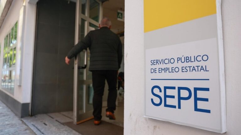 Hombre entrando en una oficina del SEPE tras la sentencia que permite cobrar el subsidio para mayores de 52 años y la indemnización