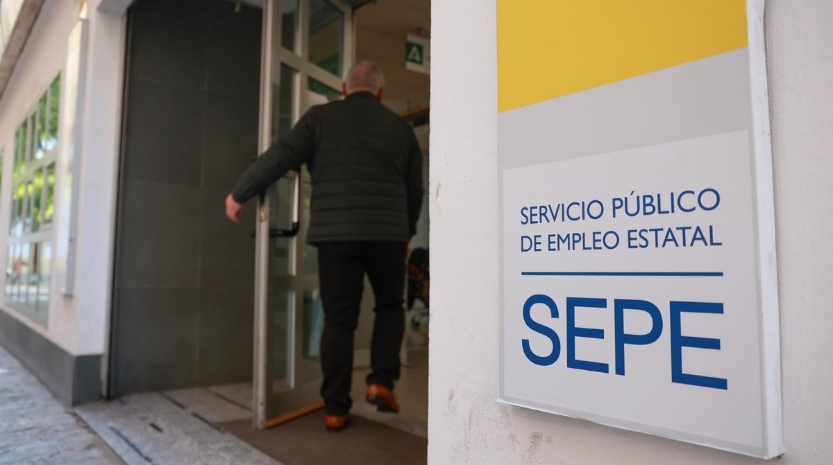 Hombre entrando en una oficina del SEPE tras la sentencia que permite cobrar el subsidio para mayores de 52 años y la indemnización