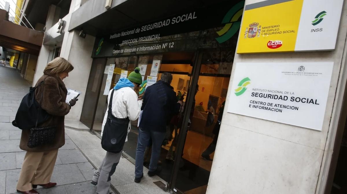 Personas entrando en una oficina de la Seguridad Social por los recortes en la pensión de jubilación anticipada