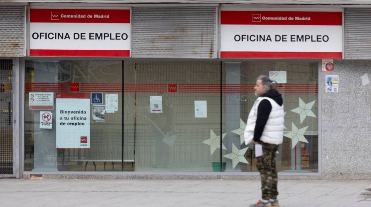 Persona frente a una oficina de empleo mientras consulta los requisitos del subsidio por desempleo del SEPE