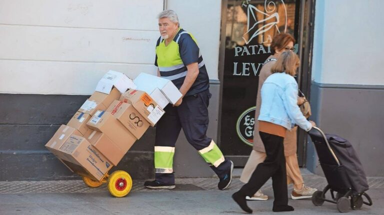 Trabajador de mayor edad transportando cajas durante su jornada laboral tras acogerse a la jubilación flexible