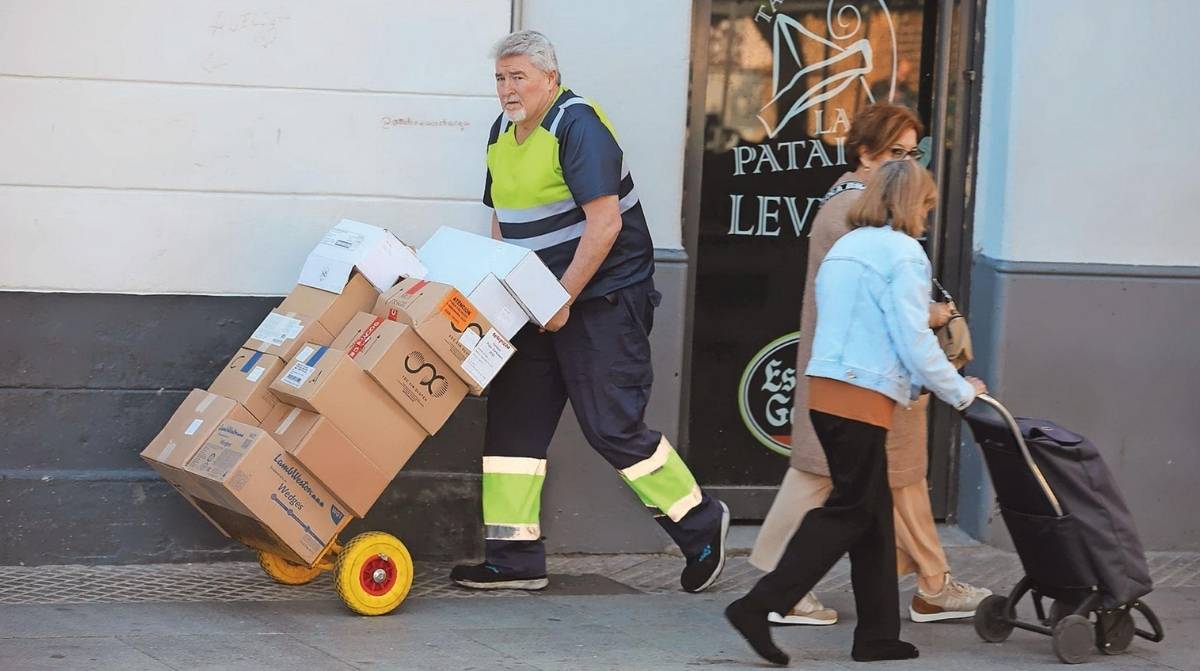 Trabajador de mayor edad transportando cajas durante su jornada laboral tras acogerse a la jubilación flexible