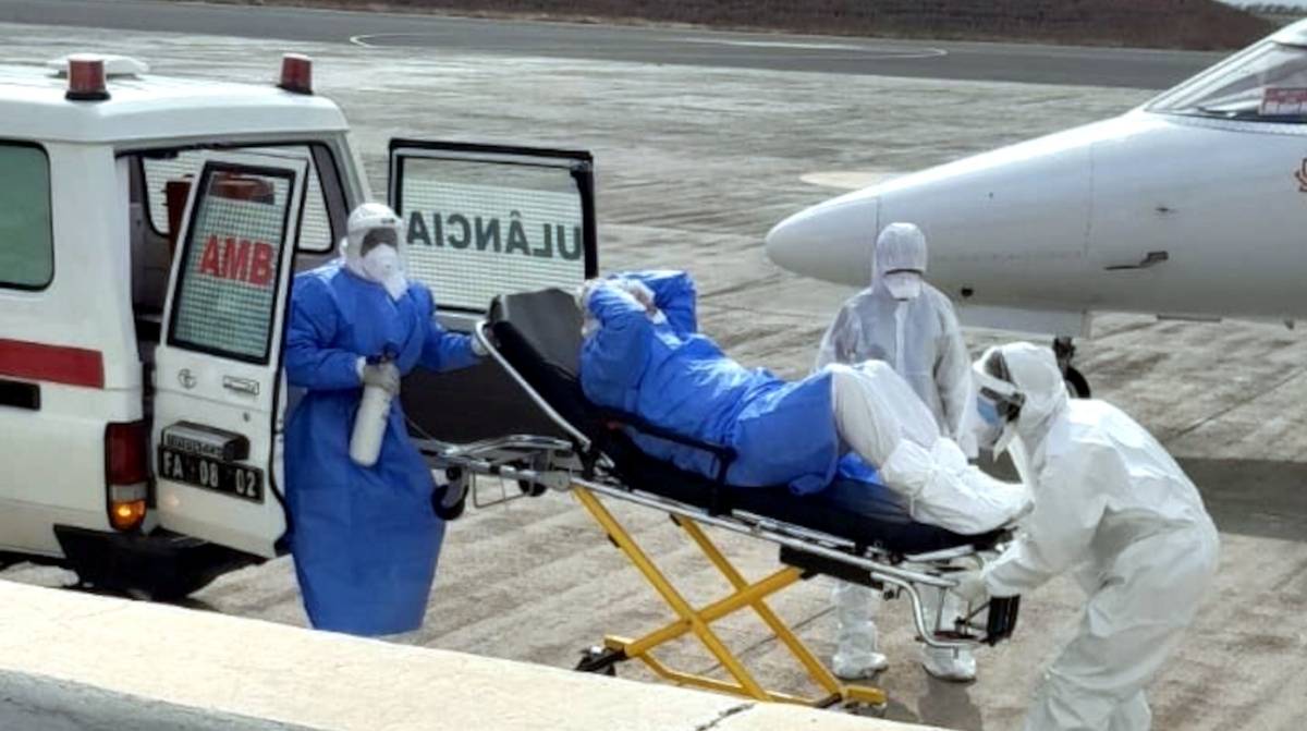 Sanitarios trasladan a una persona aislada por posible contagio de hantavirus en un aeropuerto