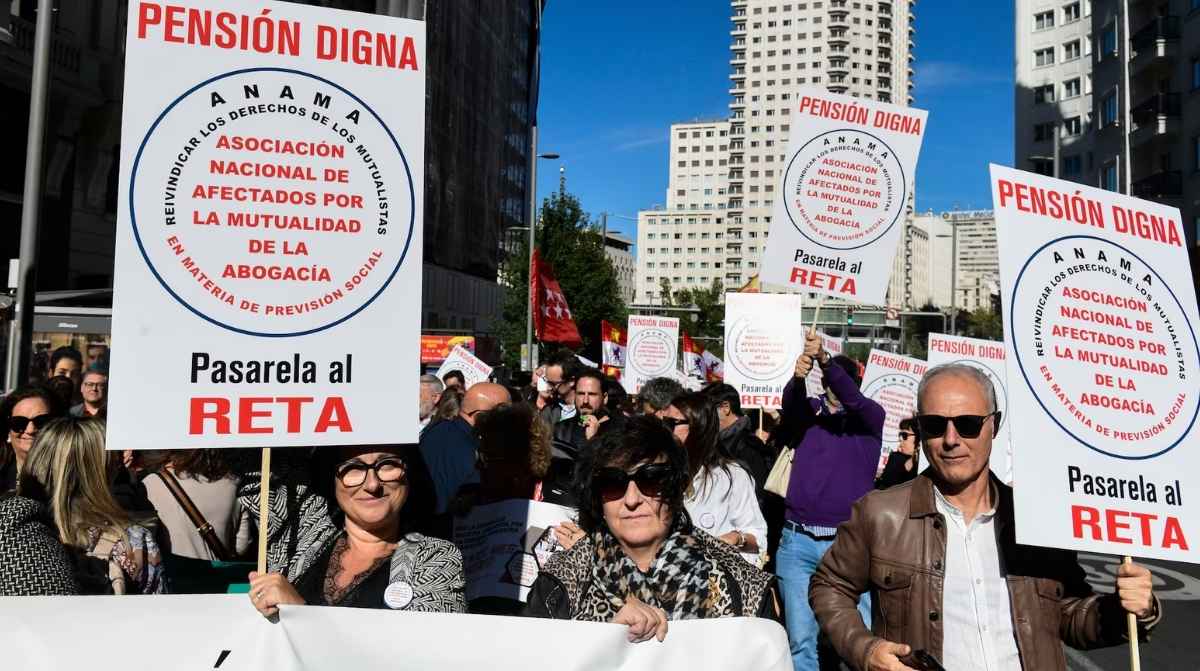 Mutualistas de la abogacía durante una protesta para reclamar la pasarela al RETA y mejorar sus pensiones en la Seguridad Social