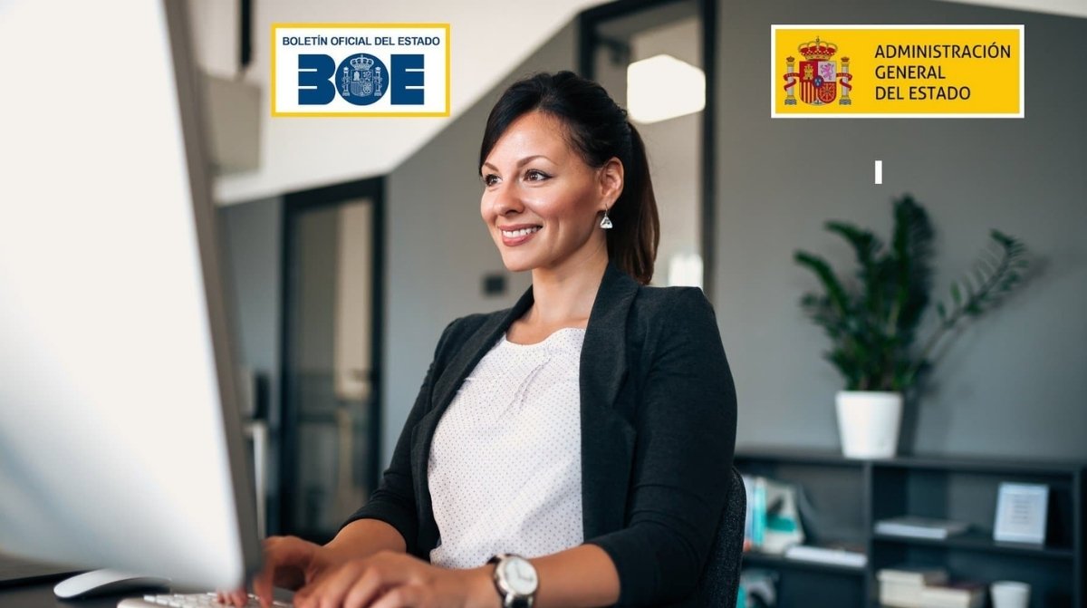 Infoemplea2 26 Auxiliar administrativa trabajando en una oficina en imagen sobre oposiciones del BOE con sueldo de hasta 1.750 euros