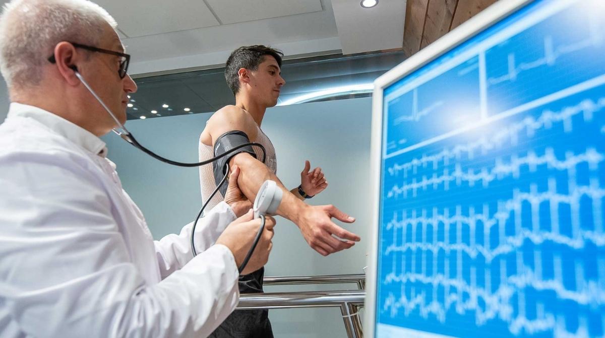 Médico realizando una prueba médica a un paciente durante una oferta de empleo sanitario publicada por el SEPE