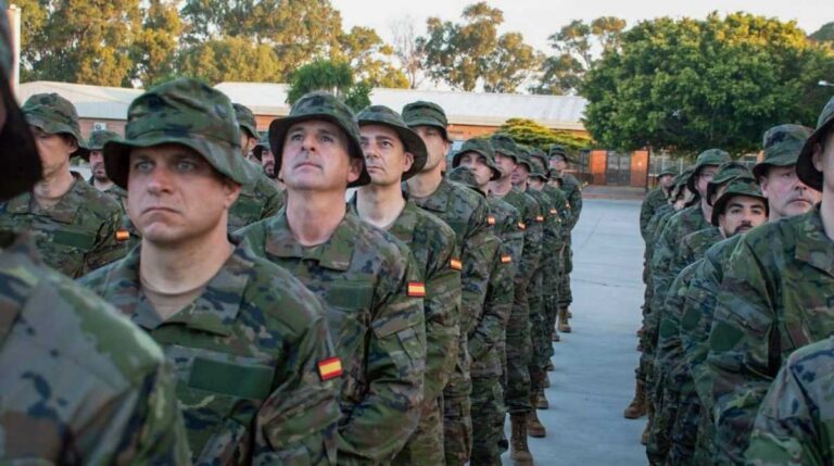 Exmilitares mayores de 45 años durante una formación del Ejército beneficiados por ayudas a la contratación en Extremadura