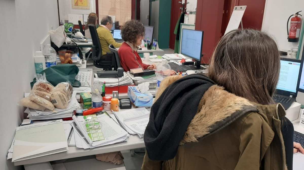 Funcionarios de la Junta de Andalucía trabajando en una oficina administrativa tras abrirse la carrera profesional horizontal