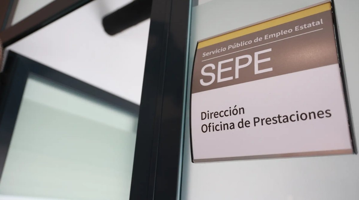 Infoemplea2 24 Cartel del SEPE en una oficina de prestaciones por desempleo relacionado con el límite máximo de dos años de paro