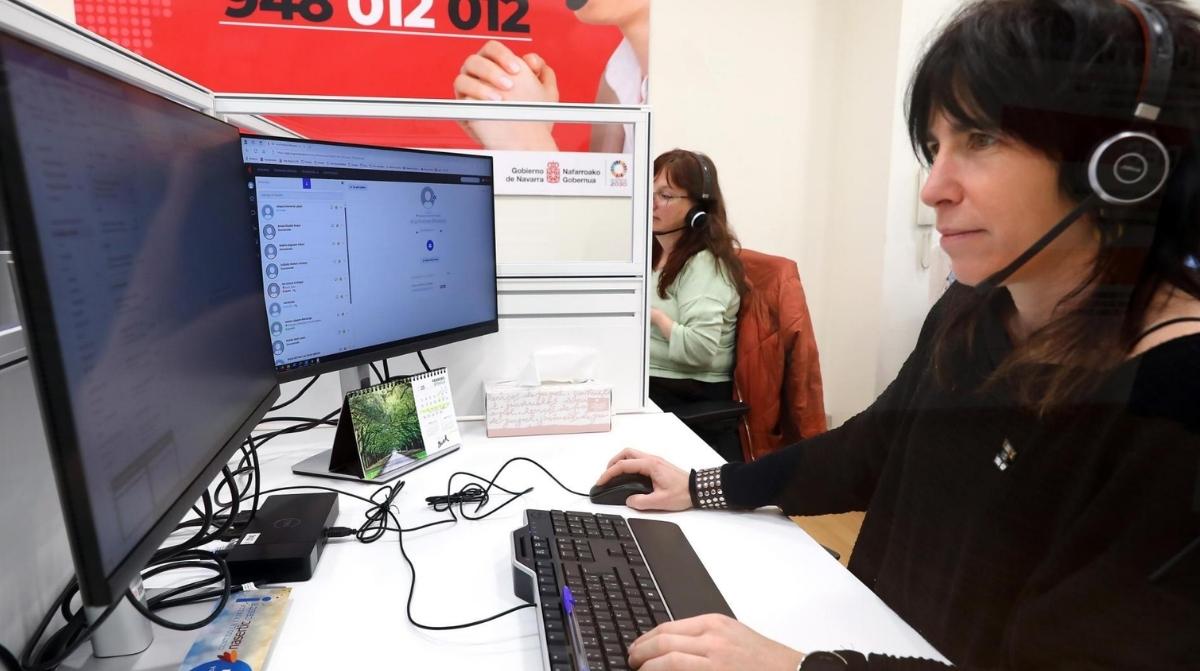 Infoemplea2 20 Trabajadora de atención al cliente atendiendo llamadas telefónicas en una oficina tras la nueva ley que limita las esperas a tres minutos