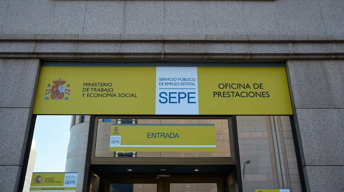 Infoemplea2 23 Trabajador acude a una oficina del SEPE para solicitar el paro tras un despido