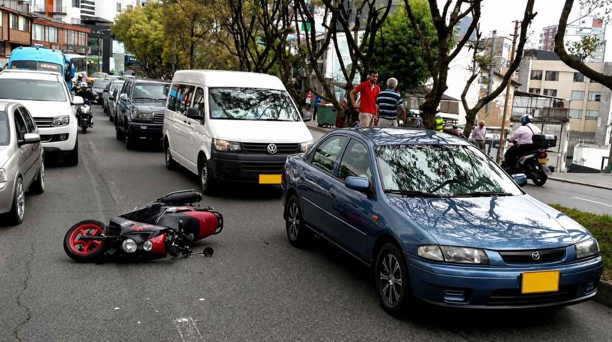 Infoemplea2 15 Accidente laboral de tráfico durante el desplazamiento al trabajo con una moto caída y retenciones en carretera