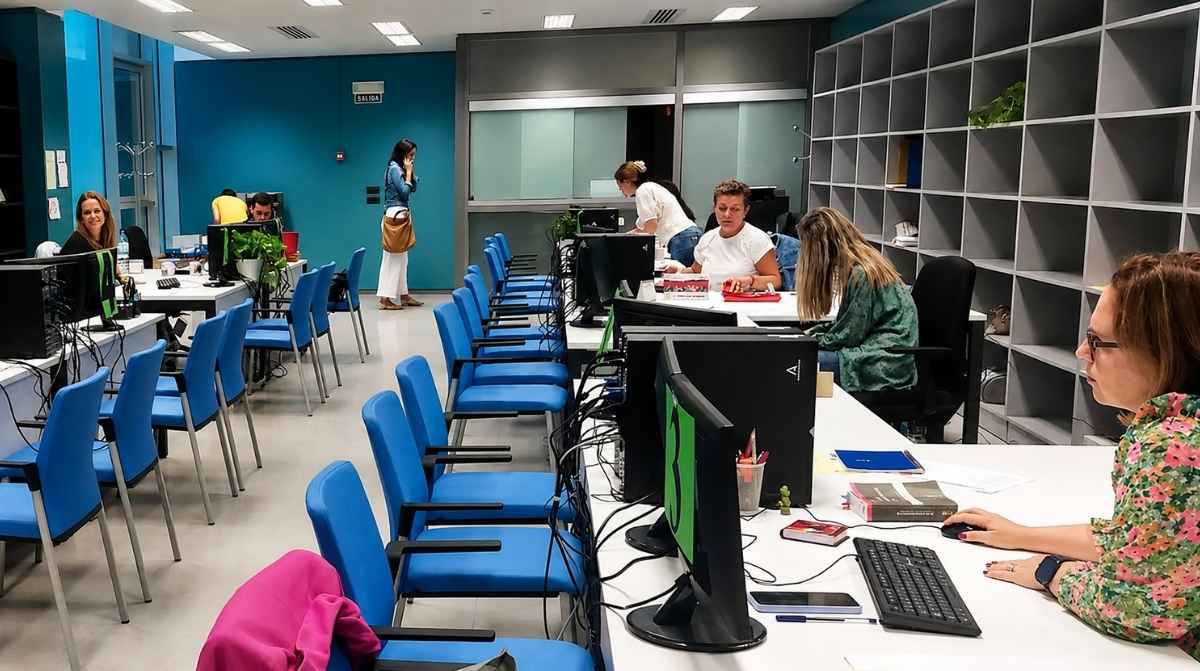Funcionarios trabajando en una oficina pública con derecho a hasta cuatro días extra de vacaciones por antigüedad