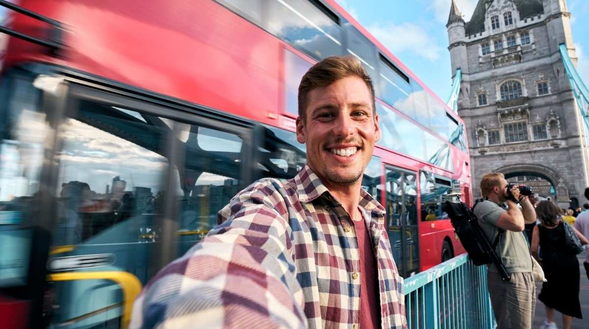 Autónomo en Londres junto al Tower Bridge, imagen relacionada con las ventajas fiscales para trabajadores por cuenta propia en Reino Unido