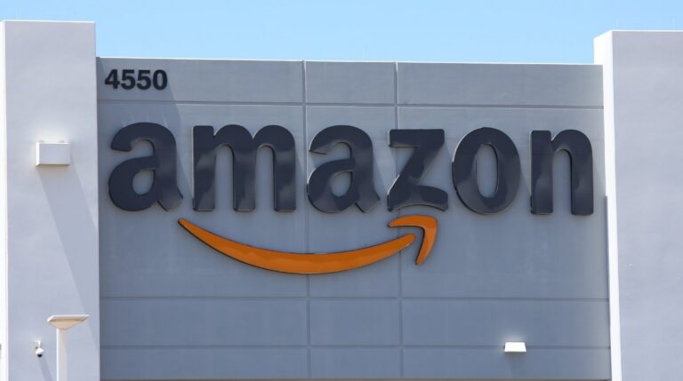 Logo de Amazon en un edificio tras el anuncio del despido de 16.000 trabajadores