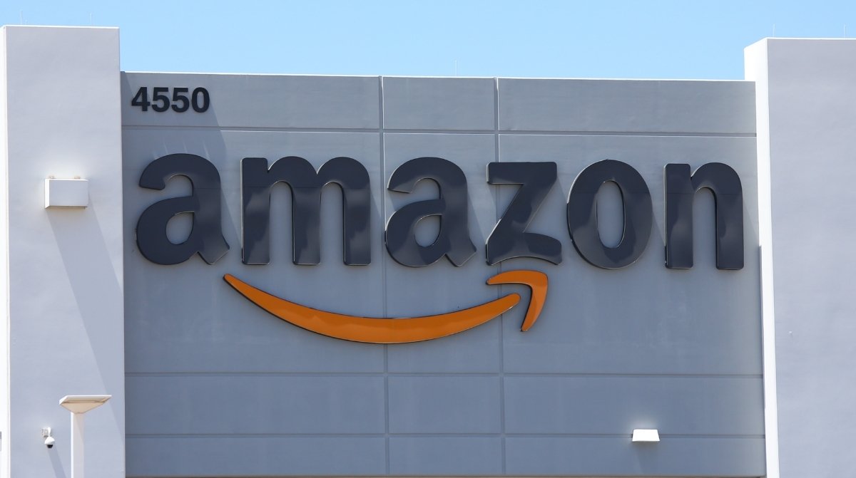 Logo de Amazon en un edificio tras el anuncio del despido de 16.000 trabajadores