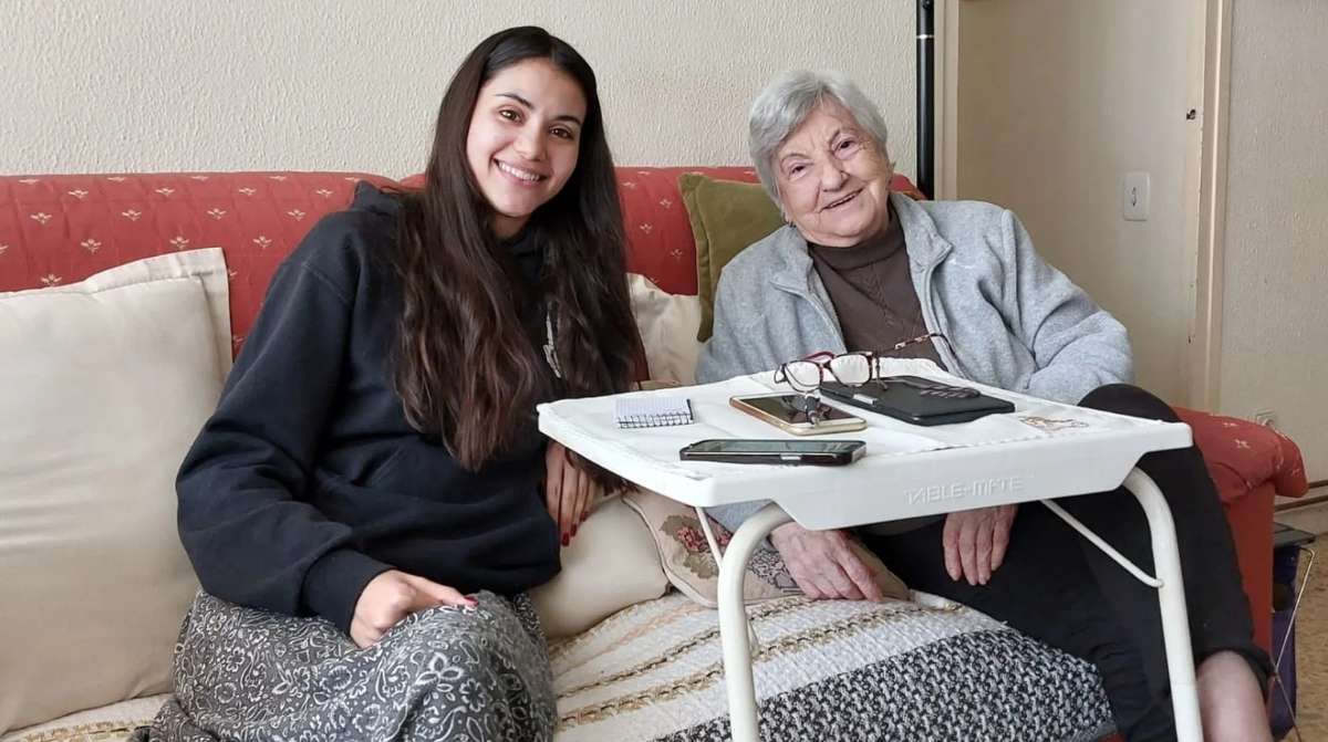 Mujer cuidando de una persona mayor de 65 años en casa para acceder a la deducción de hasta 2.550 euros en la Renta