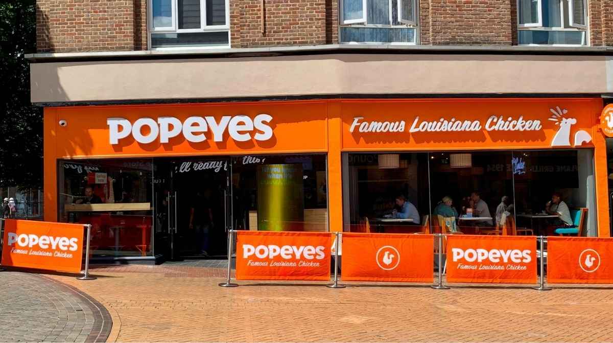 Restaurante Popeyes con oferta de empleo en Santander para cubrir vacantes de cocina y atención al cliente sin experiencia