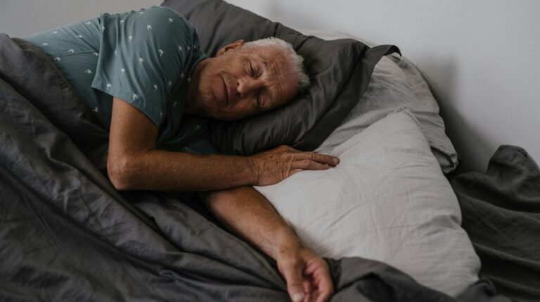 Hombre mayor descansando en la cama relacionado con la pensión de viudedad de la Seguridad Social