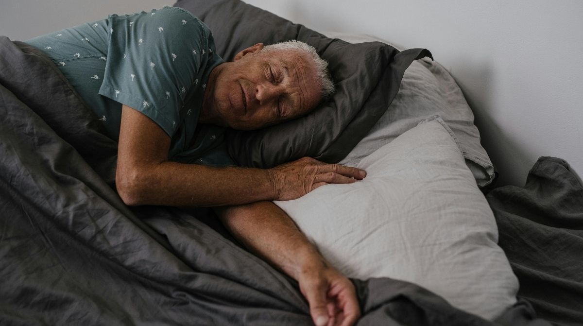 Hombre mayor descansando en la cama relacionado con la pensión de viudedad de la Seguridad Social