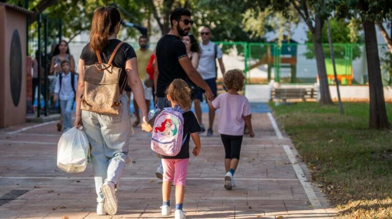 Padres y niños caminando hacia un colegio en La Rioja por la ayuda de 350 euros para trabajadores con hijos
