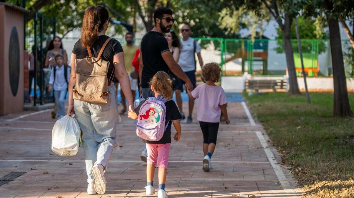 Padres y niños caminando hacia un colegio en La Rioja por la ayuda de 350 euros para trabajadores con hijos