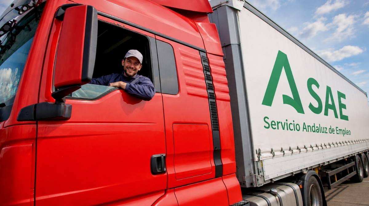 Camionero en un camión con el logotipo del Servicio Andaluz de Empleo (SAE) en una oferta de trabajo para rutas internacionales