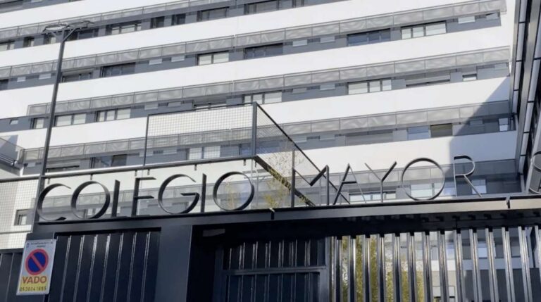 Fachada de un colegio mayor de Madrid condenado por vulnerar la intimidad digital de una trabajadora