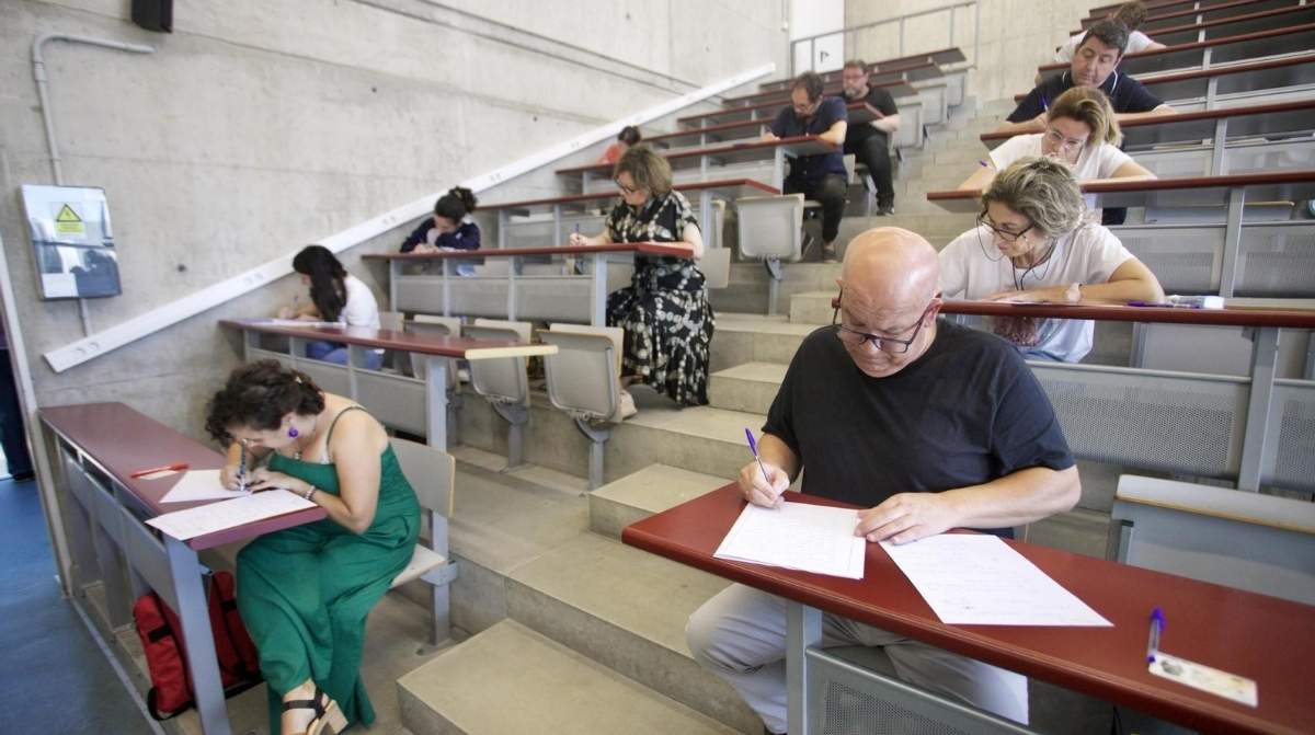 opositores realizando examen de funcion publica sin plaza asignada