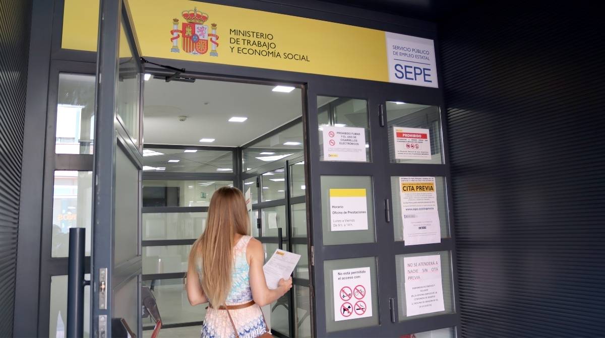 Persona entrando en una oficina del SEPE para solicitar la ayuda de 570 euros para desempleados sin derecho a paro