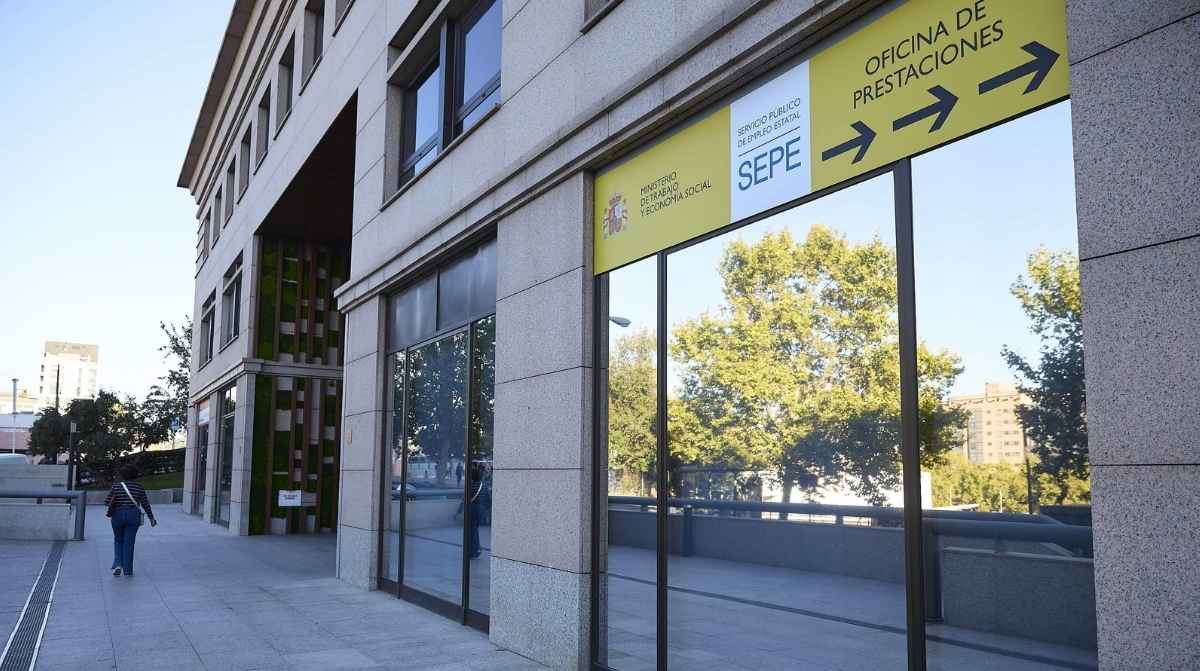oficina del sepe con cartel de prestaciones para mayores de 45 años tras agotar el paro