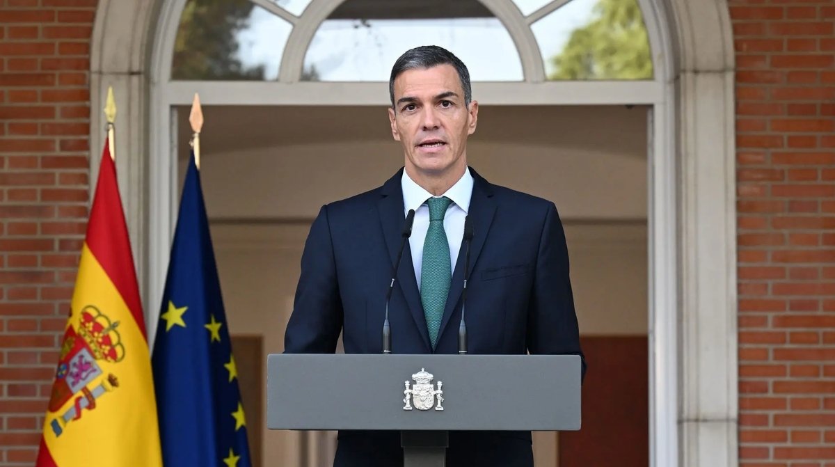 Pedro Sánchez anuncia becas de hasta 2.700 euros para estudiantes en el curso 2026 2027
