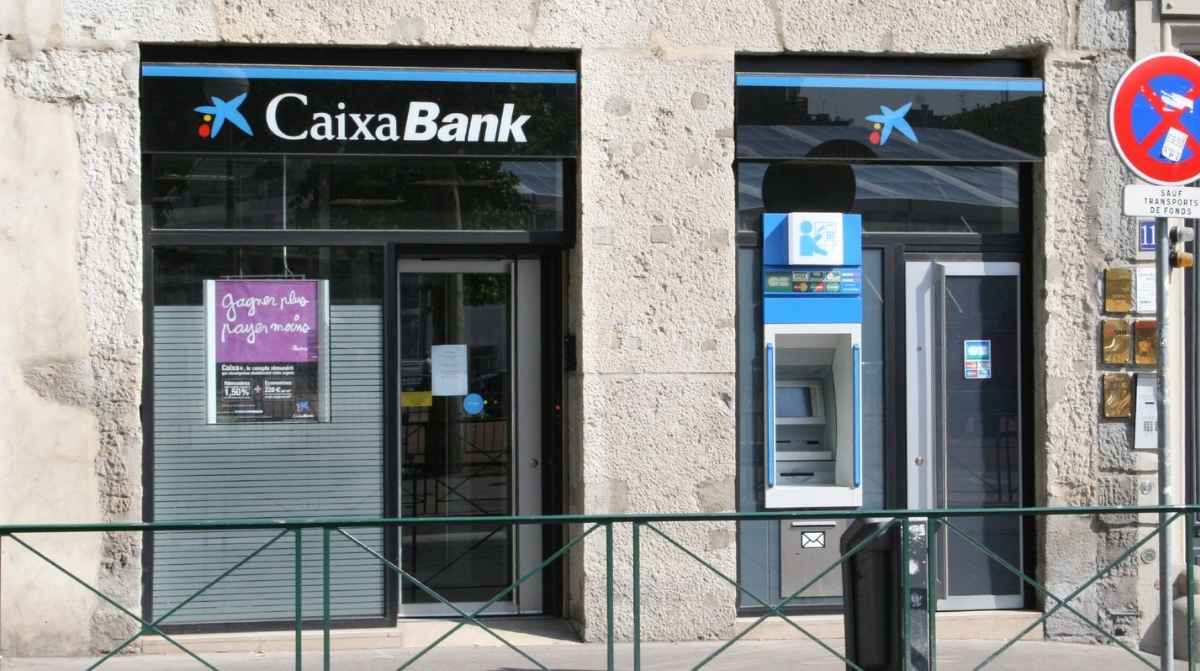 Gestor despedido por engañar a clientes con seguros y supuestos regalos