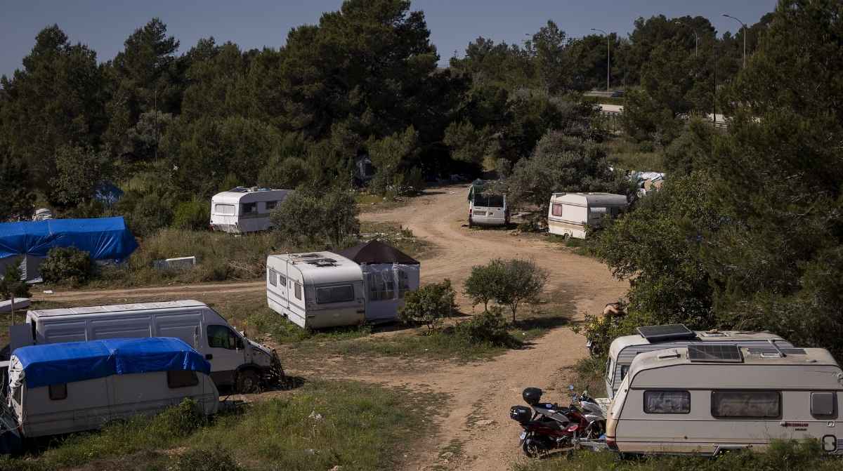 Trabajadores viviendo en caravanas y campers en Ibiza por la crisis de vivienda y los altos precios del alquiler