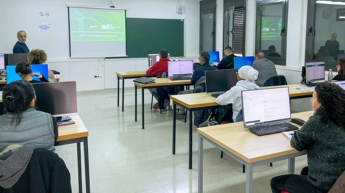 Trabajadores realizando un curso de formación profesional en una empresa durante la jornada laboral