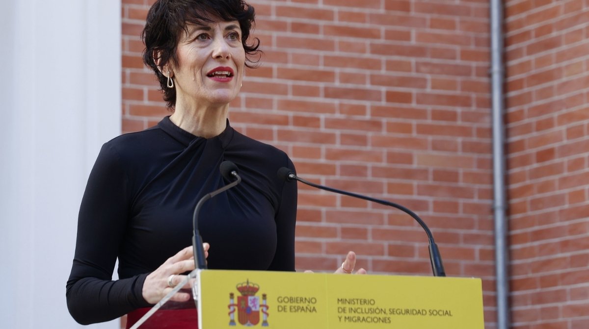 Ministra anunciando adelanto de jubilación 10 años sin penalización en rueda de prensa del Gobierno