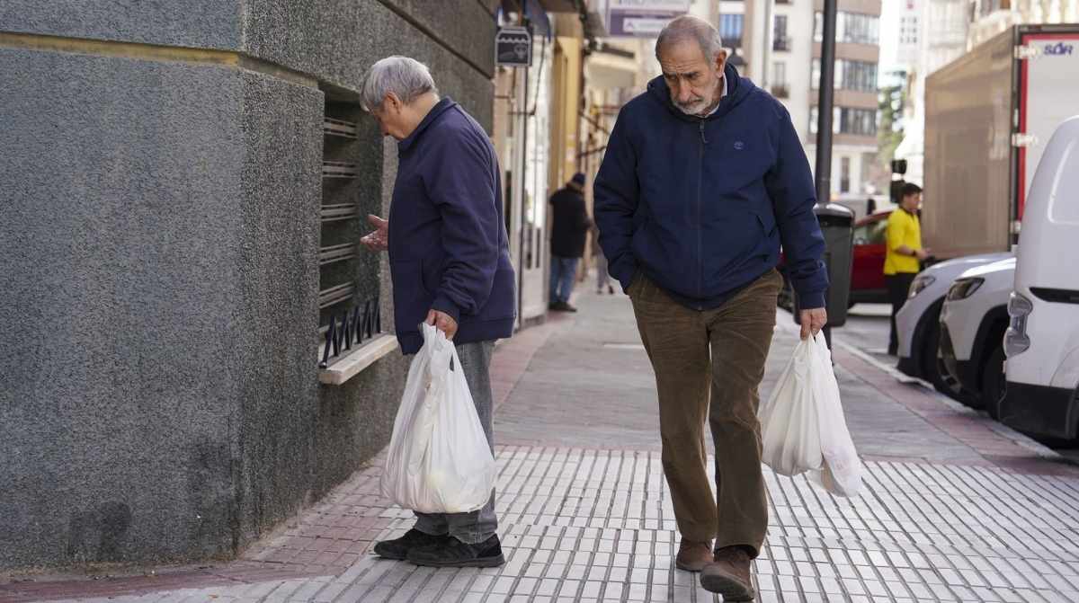 Trabajadores mayores caminando por la calle tras perder su empleo y acceder a la jubilación anticipada a los 61 años
