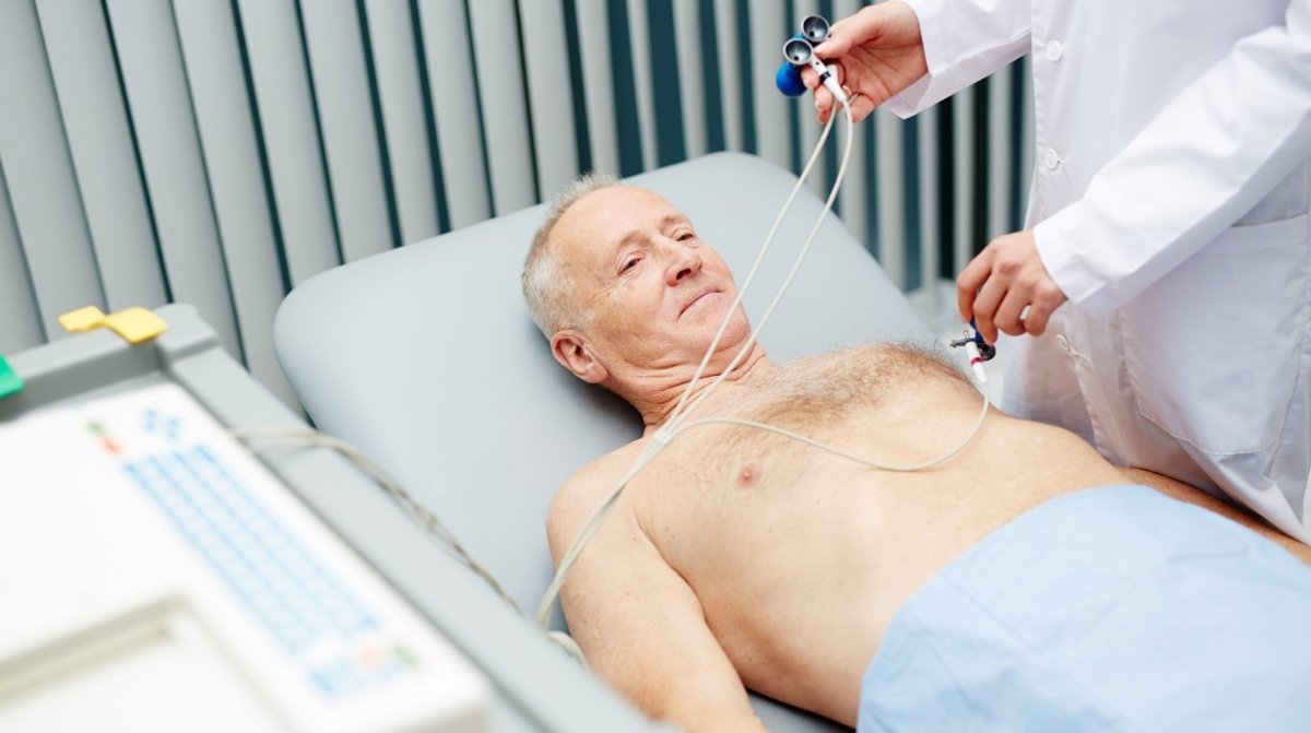 Trabajador hospitalizado tras sufrir un infarto durante baja médica en Asturias