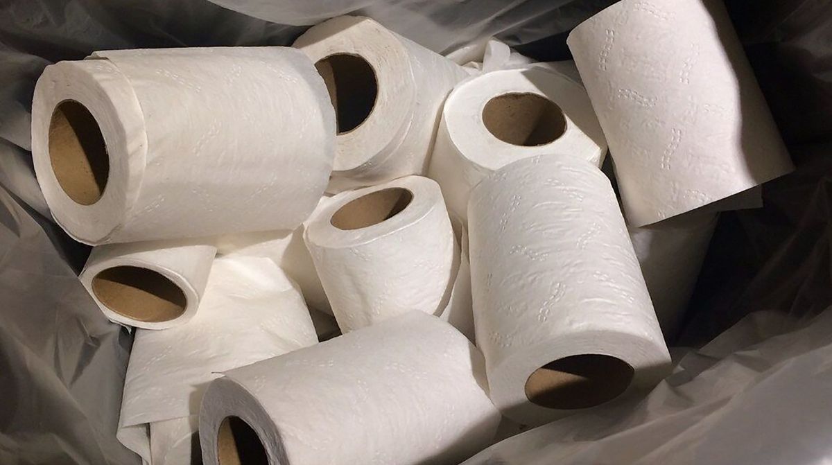 Rollos de papel higiénico industrial en una bolsa tras el caso de despido avalado por la Justicia catalana