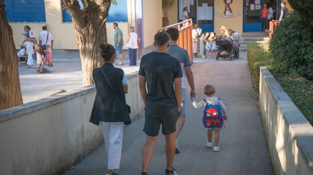 Padre llevando a su hijo al colegio relacionado con la reducción de jornada laboral por hijos menores de 12 años