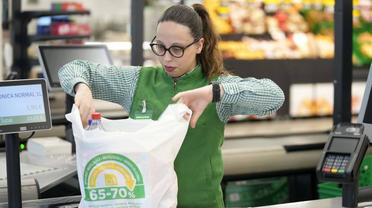 Empleada de Mercadona trabajando en supermercado durante su jornada laboral