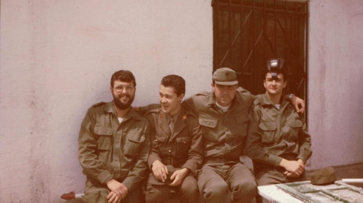Hombres realizando el servicio militar obligatorio durante la mili en España antes de su eliminación