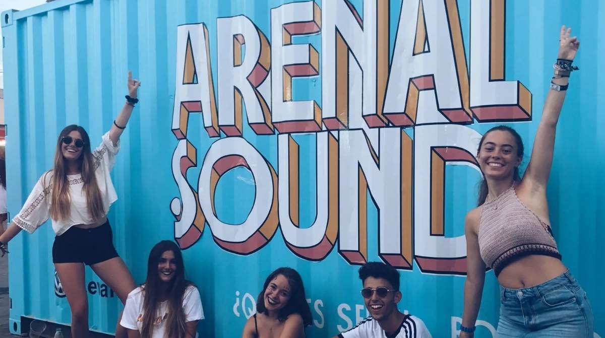 Jóvenes posan en el festival Arenal Sound durante una oferta de empleo de Nortempo para crear contenido en redes sociales