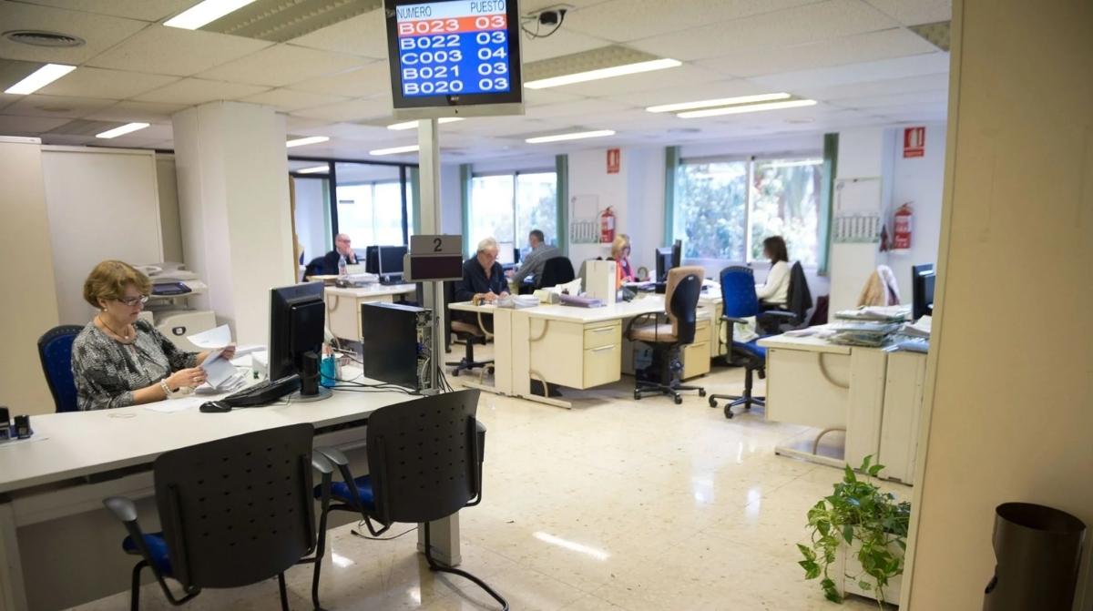 Funcionarios trabajando en una oficina pública