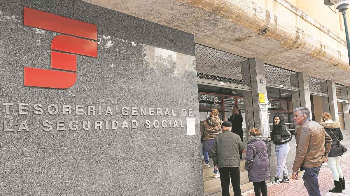Oficina de la Seguridad Social con personas esperando para informarse sobre el complemento de pensiones mínimas