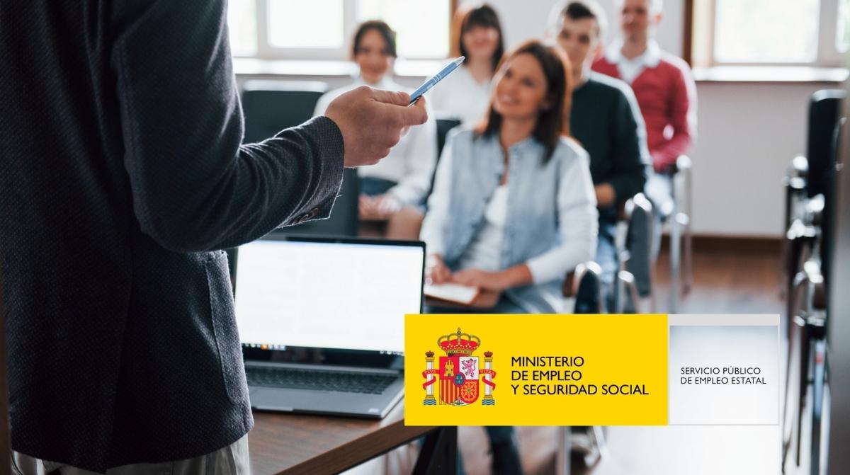 Personas asistiendo a un curso gratuito del SEPE para desempleados con certificados oficiales y formación para encontrar empleo