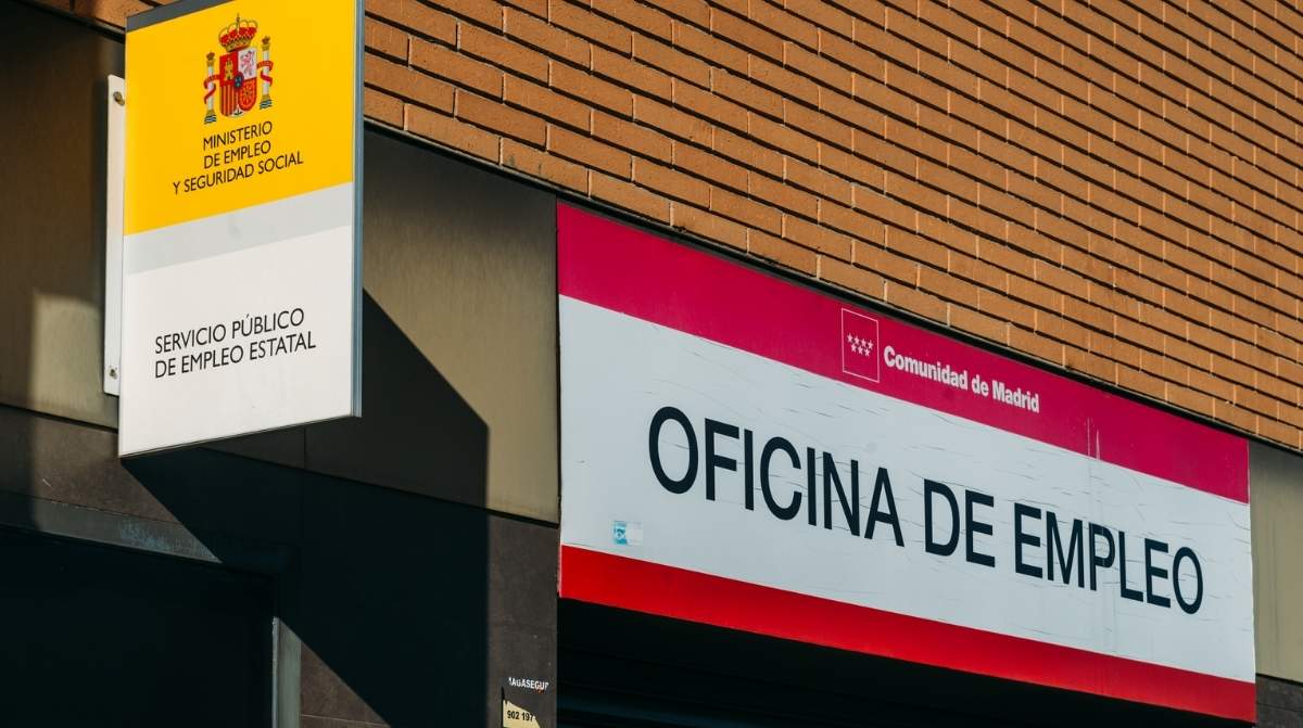 oficina del SEPE con cartel de servicio publico de empleo estatal ofertas sin experiencia mayo
