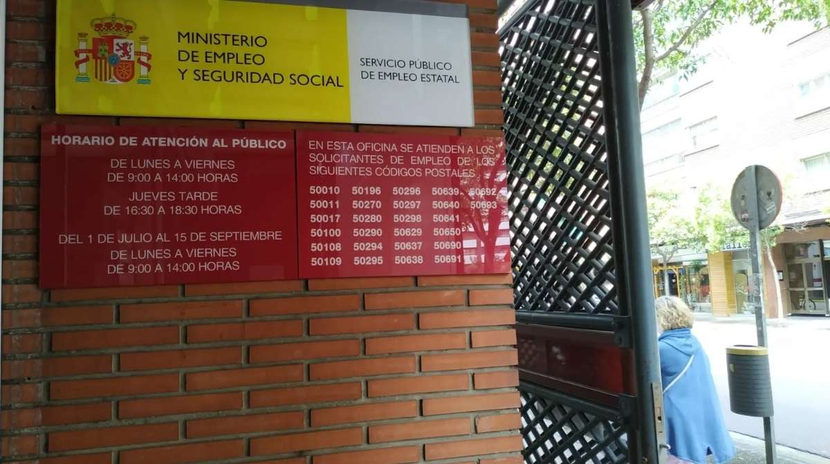 Oficina del SEPE con cartel informativo sobre atención al público y horarios