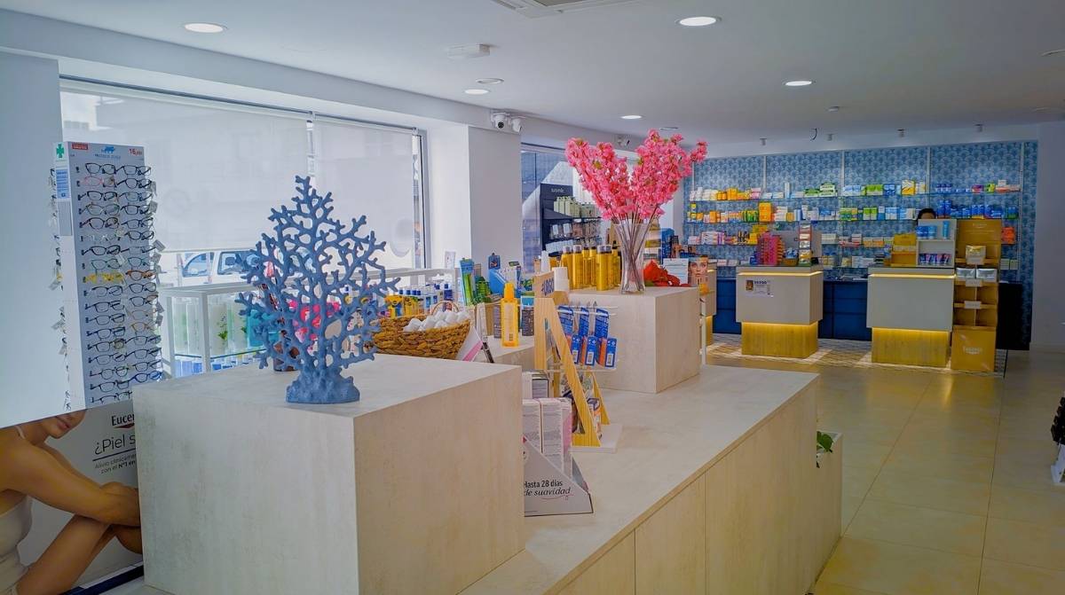 Interior de la farmacia de Ibiza que ofrece contrato fijo, piso gratis junto al mar y sueldo de hasta 42.000 euros